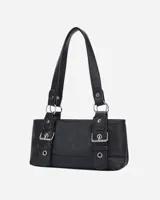 Bolso de mano negro con correa corta, detalles de hebillas plateadas y costuras reforzadas.