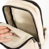 Mochila color tiza de cuero vacuno con cierre superior y bolsillo frontal con cierre.