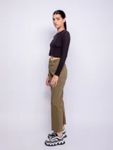 Pantalón ancho color verde militar, de tiro alto, con diseño de cortes diagonales al frente y bolsillo carpintero atrás.