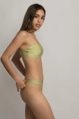 Top de bikini verde oliva de un hombro con argolla metálica y bretel ancho elastizado.