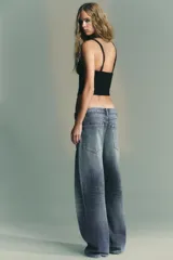 Top negro tipo corsetero con escote corazón y tirantes finos con detalle de volados.