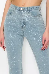 Jean skinny de tiro alto color celeste con strass plateados en la parte delantera.
