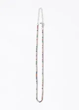 Gargantilla plateada con strass multicolor.