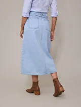 Falda midi de jean celeste con corte delantero y bolsillos.