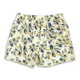 Short de baño blanco con estampado de hojas en tonos azul y verde. Tiene elástico en la cintura, cordón ajustable, tres bolsillos y mesh interior hipoalergénico.
