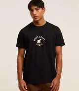 Remera negra de algodón con cuello redondo y mangas cortas. Estampa frontal con la leyenda 'West Coast' y un oso. Corte comfort.