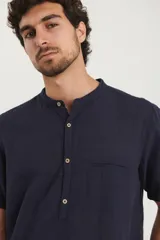 Camisa de manga corta color amarillo, con cuello mao y botones de coco.