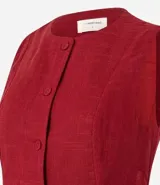 Chaleco rojo con cuello redondo, sin mangas y cierre frontal con botones forrados.