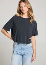 Remera corta negra de algodón con cuello redondo y mangas cortas.