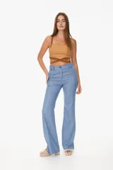 Pantalón de algodón color celeste de tiro alto, con diseño clásico y corte acampanado.
