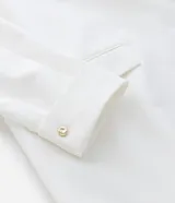 Blazer de poliéster color blanco, de corte sastrero, con cuello solapa, botón dorado redondo contrastante, manga larga con botón y bolsillos fake de solapa delanteros.