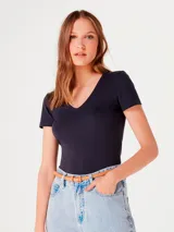 Camiseta rosa de manga corta con cuello en V y corte entallado.
