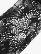 Medias can can negras con diseño floral.