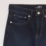 Jean slim de 5 bolsillos color azul con corte ajustado y diseño clásico.