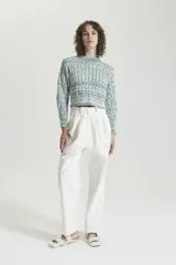 Sweater marrón de punto trenzado con efecto moulinado, cuello redondo y terminaciones en rib. Corte crop.