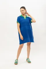 Vestido remerón de punto en algodón, de corte suelto y diseño colorido con cuello polo.