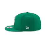 Gorro New Era verde con el logo de los Boston Celtics bordado en el frente. Diseño 9Fifty con visera plana y cierre snapback ajustable.