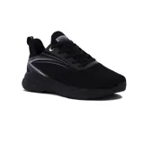 Zapatillas urbanas negras con suela gruesa y detalles plateados.