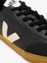 Zapatillas Veja modelo Volley O.T. de cuero negro con logo lateral en color crema y suela de goma color caramelo.
