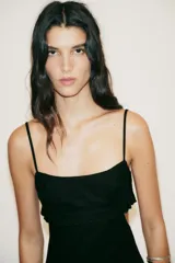 Vestido midi negro con tirantes finos, escote recto, aberturas laterales y bordados de flores.