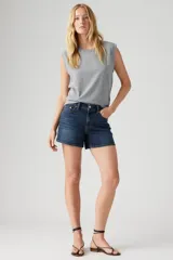 Shorts de jean de tiro alto, color azul oscuro, con corte a la rodilla.