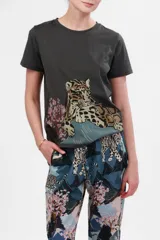 Remera color gris acero confeccionada en algodón pima, con estampa de leopardo de las nieves.