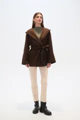 Chaqueta marrón con textura, doble botonadura, cuello en V, cinturón y capucha.