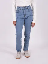 Pantalón jean celeste de corte mom, con tiro alto y bolsillos delanteros y traseros.