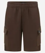 Bermuda masculina color marrón oscuro, confeccionada en tela French Terry, con cintura elástica y cordón de ajuste. Presenta bolsillos cargo funcionales a los lados.