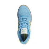 Championes Adidas Rivalry Low W, color celeste con detalles en amarillo y suela marrón.