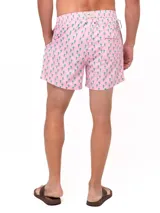 Short de baño celeste con estampado de ballenas en azul y gris. Tiene cintura elástica con cordón ajustable y bolsillos laterales.
