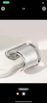 Brazalete rígido plateado con diseño minimalista.