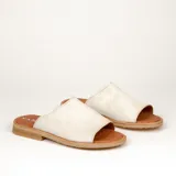 Sandalias bajas de cuero vacuno color negro, con suela de goma y horma de punta redonda. Producto de horma chica, se recomienda pedir un talle más.