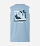 Musculosa masculina color celeste, de corte comfort, cuello redondo y sin mangas. Presenta un estampado localizado de palmera en el pecho.