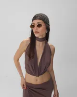 Top marrón con escote halter y espalda descubierta.