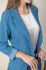 Blazer italiano de jean color celeste, con pinzas y cierre frontal con un botón.