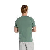 Camiseta verde con logo de New Balance estampado en el pecho.