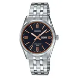 Reloj Casio con correa de acero inoxidable plateado, esfera negra con agujas y marcadores dorados, indicador de día y fecha, y resistencia al agua hasta 50 metros.