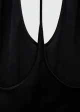Vestido largo negro de tejido fluido con espalda abierta y tirantes finos.