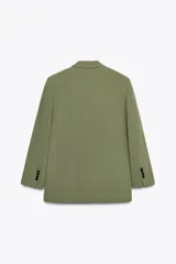 Blazer verde oliva de Zara Woman Collection, con cuello solapa, manga larga, bolsillos de vivo con solapa y cierre frontal con botones.