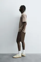 Camiseta celeste de corte holgado, cuello redondo y manga corta.