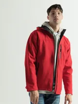 Campera roja de neopreno con capucha, diseño deportivo y bolsillos funcionales.