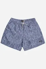 Short de baño celeste con estampado de líneas onduladas en azul oscuro. Tiene cintura elástica con cordón ajustable, dos bolsillos laterales y uno trasero.