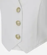 Chaleco color crudo confeccionado en sarga con botones delanteros de escudo y pences. Este producto posee algodón certificado BCI en su composición, siendo ambientalmente más sostenible.