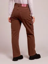Pantalón jean cargo color verde esmeralda, de corte recto y tiro alto. Presenta bolsillos laterales con solapa y bolsillos traseros.