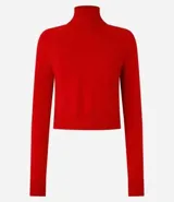 Blusa de punto color blanco, con cuello alto, manga larga y diseño liso.