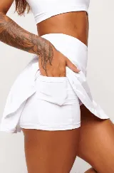 Pollera short deportiva negra con short interno y bolsillos laterales.