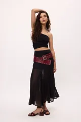 Top strapless negro con frunce en el frente y en la espalda.