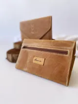 Billetera de cuero color camel con sistema de cierre con broche y monedero externo.