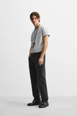 Pantalón de jean azul de corte recto, con cinco bolsillos, efecto lavado y cierre frontal con botones.